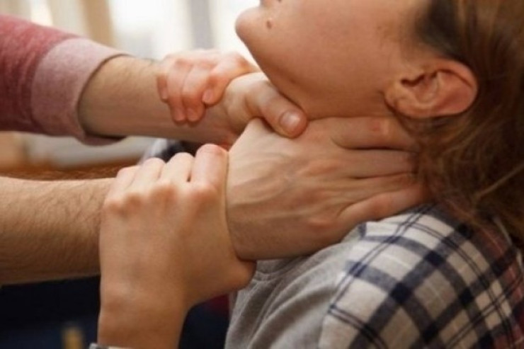 Kişi 89 yaşlı anasını boğub öldürdü 