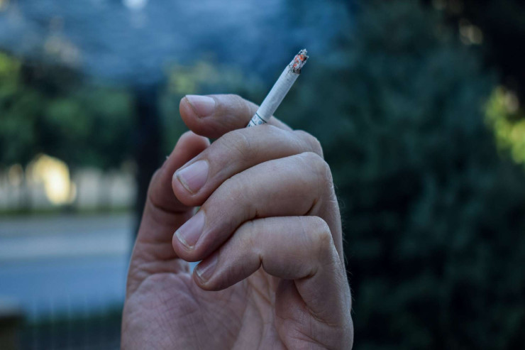 Məktəbli kişiyə hücum edib  siqaretini aldı 