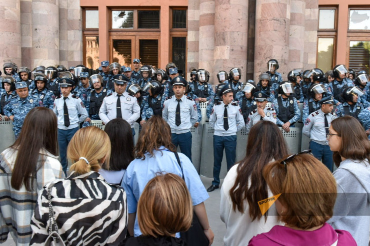 İrəvanda ara qarışdı,  Andranikin saxlandığı yerə getdilər -FOTO 
