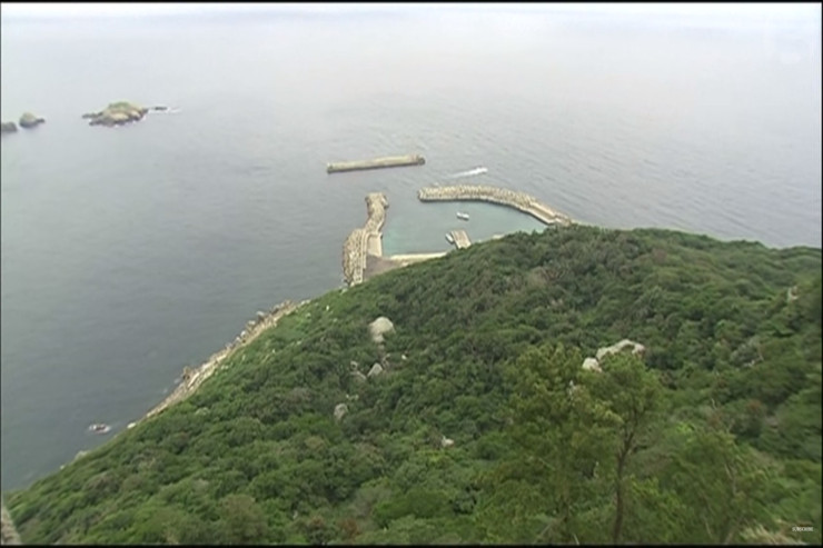 Bu adaya yalnız  çılpaq kişilər   gedib  namaz qıla   bilərlər