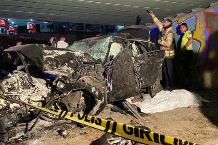 Dəhşətli qəza: Maşın divara çırpıldı, dörd nəfər öldü 