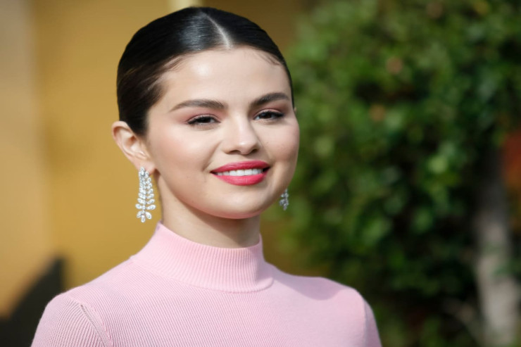 Selena Qomez saçlarını hörüb  fotosunu paylaşdı