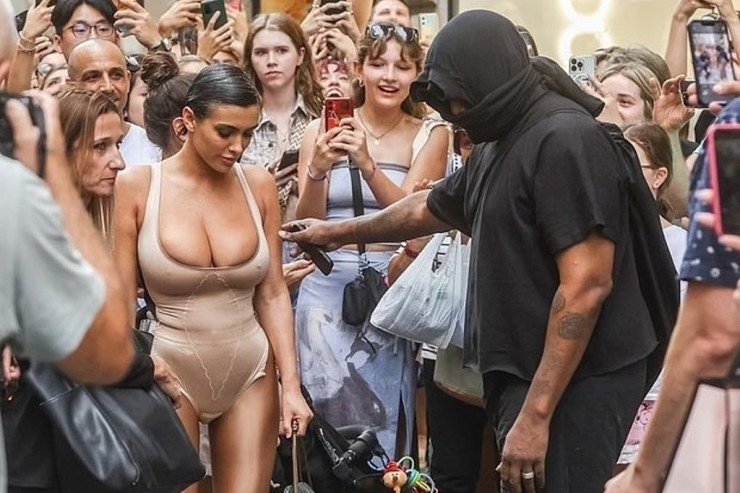 Arvadını insanların qarşısında  açıq-saçıq poza   verməyə məcbur etdi