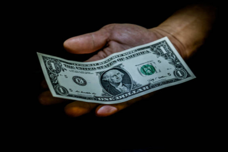 Həbsxanaya düşmək üçün bankdan  1 dollar oğurladı 