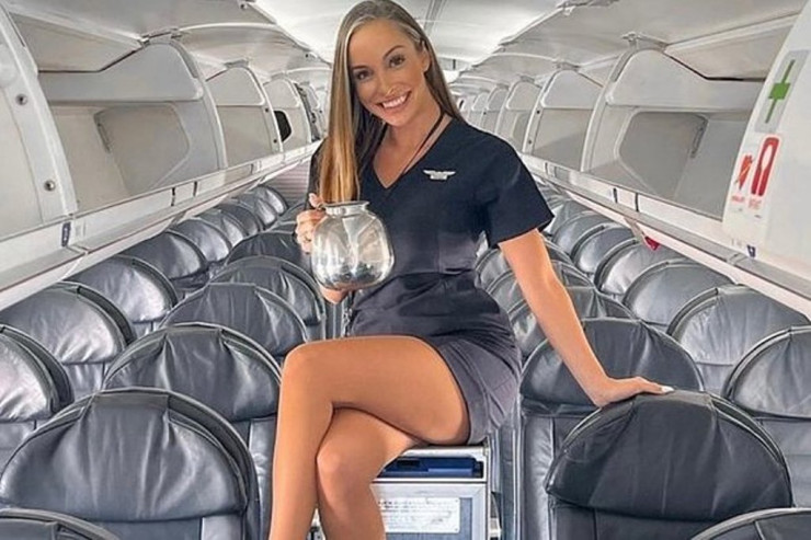 Stüardessanın bu FOTOSU hamını  həyəcanlandırdı 