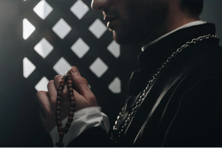 Keşişlər kilsə binasında  seks partisi   keçirdilər