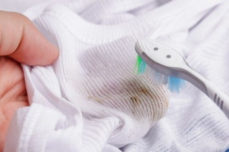 Paltardan  tər ləkələrini    necə təmizləmək olar?