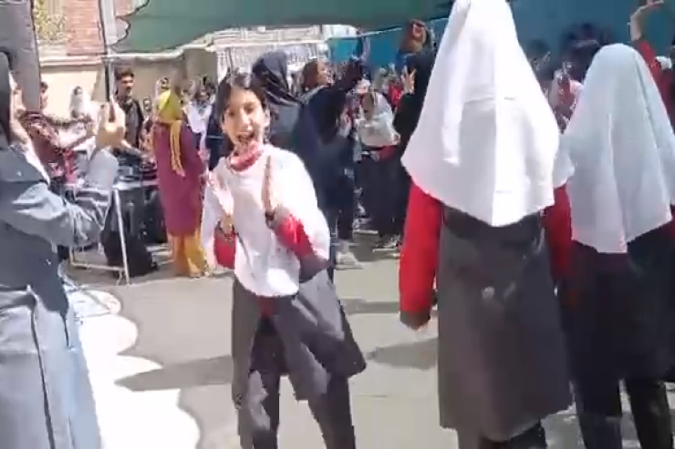 Şagirdləri rəqs edən  məktəbin direktoru  işdən qovuldu - VİDEO 