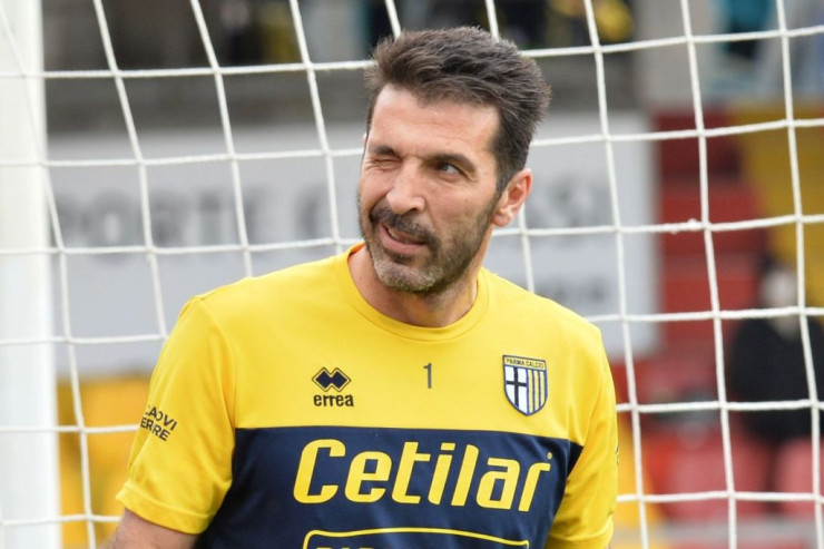 21-ci əsrin  ən yaxşı qapıçısı   seçildi