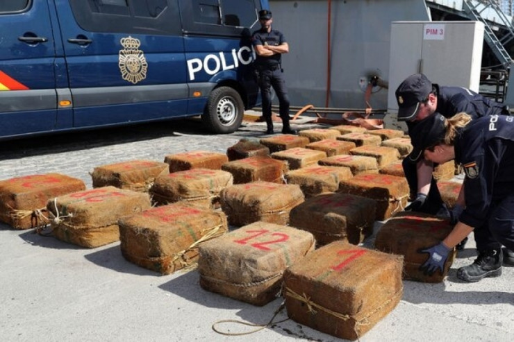 Balıqçı gəmisində bir ton kokain ələ keçdi