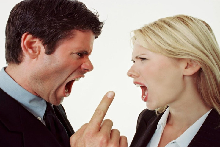 Arvadı ilə dalaşan kişi əsəbdən özünü bıçaqladı 