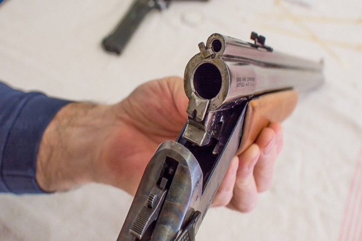 Anasını ov tüfəngi ilə güllələyib öldürdü 