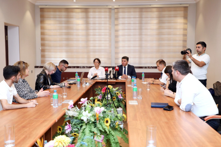 İşini işbazlardan uzaq tutmaq istəyən vətəndaşlara “Açıq qapı”da açıqlamalar