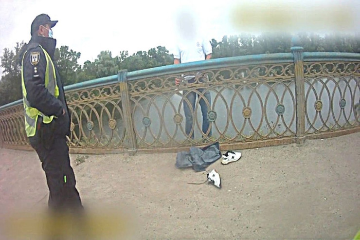 Futbolçu  intihar etmək üçün   körpünün üstünə çıxdı