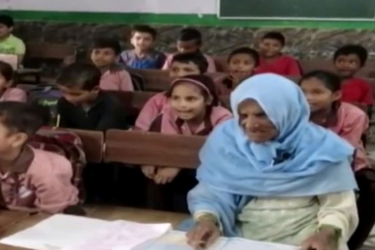 92 yaşlı qadın  yazmağı və oxumağı   öyrənmək üçün məktəbə getdi -  VİDEO 