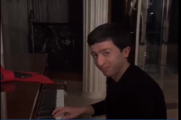 Xalq artistinin tarzən  oğlunun səsi   hər kəsi valeh etdi -  VİDEO 