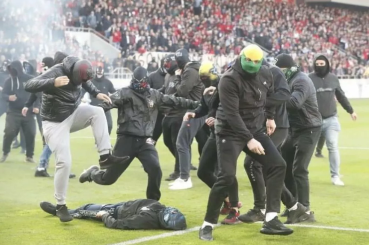 Azarkeşlər  baş məqşçini   döydülər