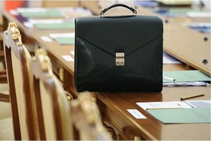 Həmcinsi ilə münasibətdə olan nazir istefa verdi 