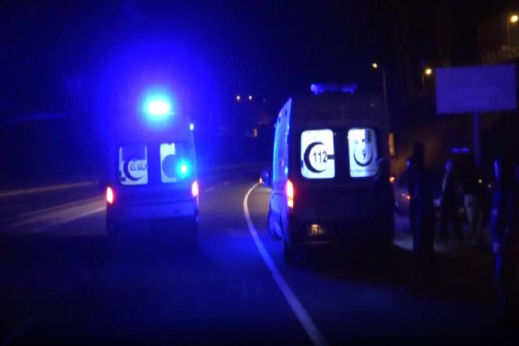 Yük maşını dirəyə çırpıldı, ölənlər var 