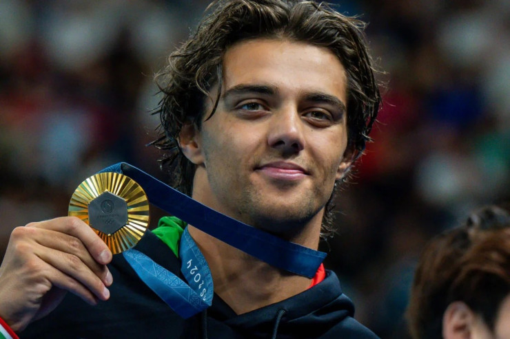 Paris Olimpiyasının çempionu parkda yatdı  