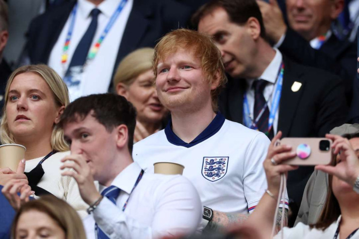 Məşhur müğənni futbol klubunu  aldı