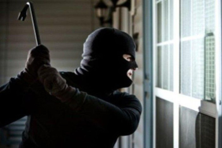 Bakıda evə BASQIN:  qadınları yaralayıb oğurluq etdilər