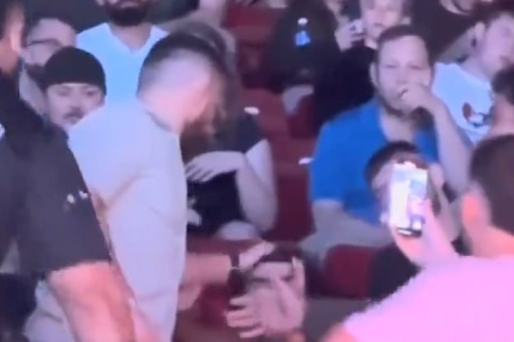 MMA döyüşçüsü tribunaya qaçıb azarkeşin saçından yapışdı - VİDEO 