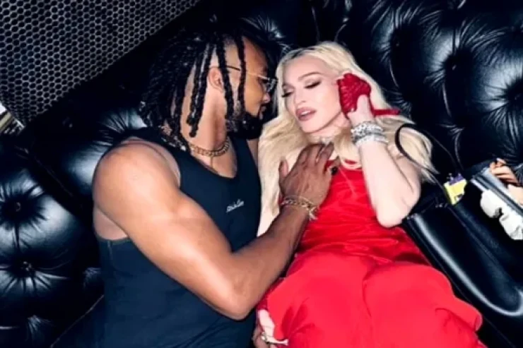 66 yaşlı Madonnanın 28 yaşlı sevgilisi ilə tətil keyfi
