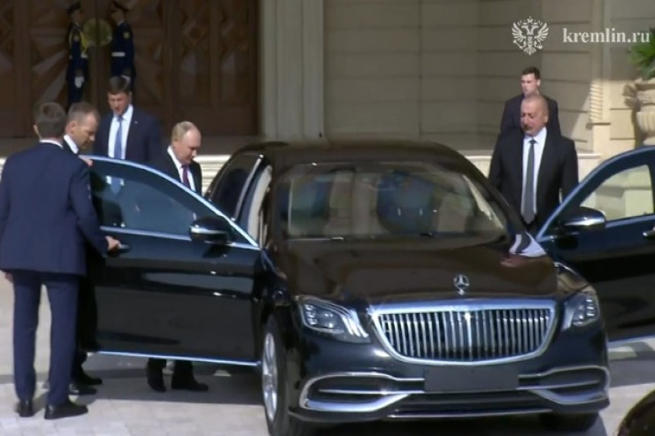 Putin və İlham Əliyevin Bakı gəzintisindən MARAQLI VİDEO  - Prezident sükan arxasında