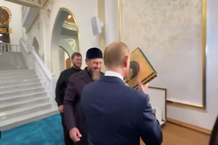 Putin QURANI  öpdü - VİDEO 