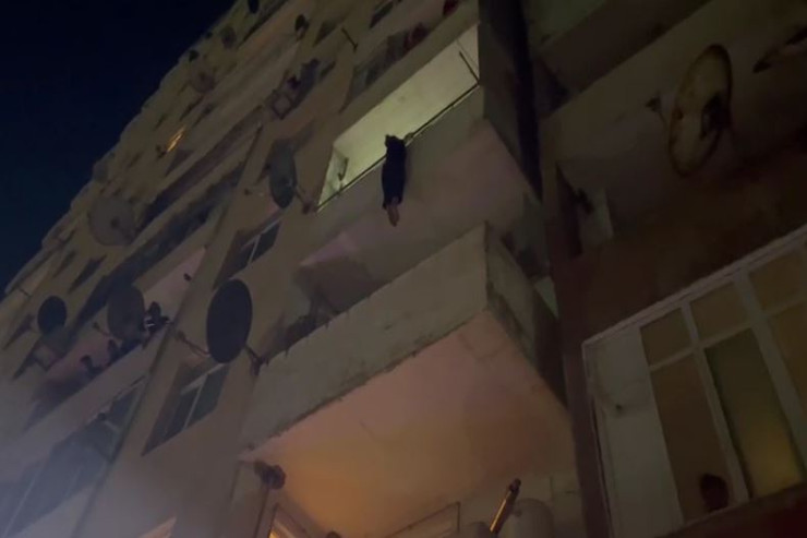 Xırdalanda qadın özünü binadan atmaq istədi - VİDEO 