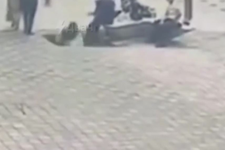 Qadın səkidə yerə girdi, iki gündür tapılmır - VİDEO 