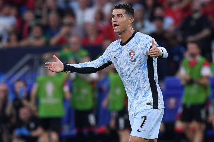 Ronaldo püşkatma mərasiminə 6 milyonluq  zinət əşyaları taxdı