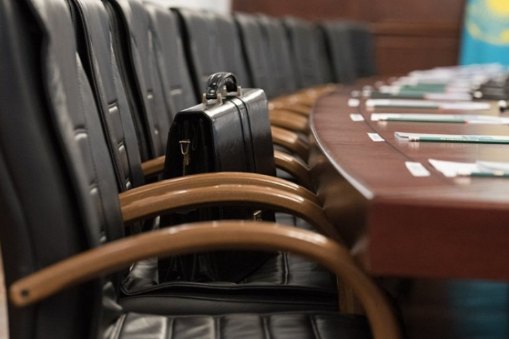 Dövlət qulluğunda çalışanlara hansı təminatlar verilir? – CAVAB 