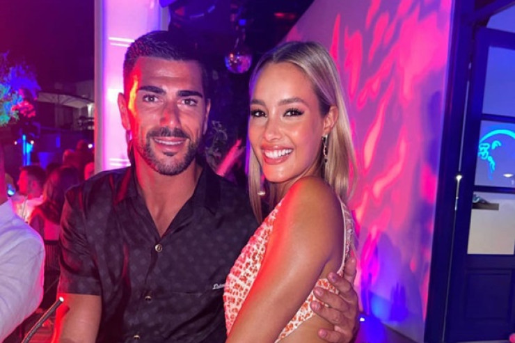 Millinin keçmiş futbolçusu  heyrətamiz sarışından   boşanır