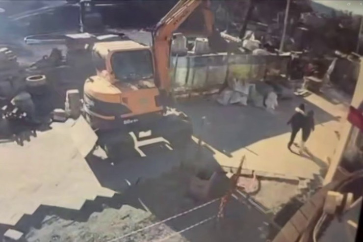 Ekskavator 13 yaşlı qızın üstündən keçdi,  sağ qaldı