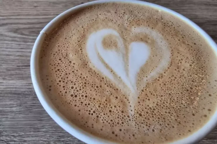 Kimlər südlü qəhvə içməməlidir?  Bu birləşməni sevənlər nəyə diqqət etməlidilər?