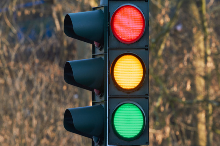 Niyə işıqforların lampaları qırmızı, sarı və yaşıldır? 