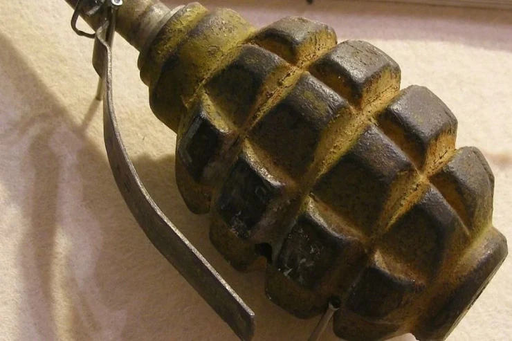 Müştəri mağazada pul yerinə qumbara çıxarıb özünü öldürdü 