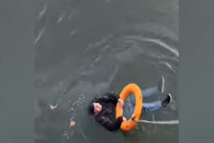 Bulvarda  dənizə düşən   yeniyetmə xilas edildi - VİDEO 