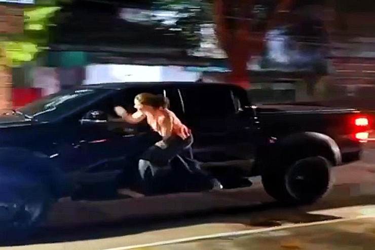 Ərini başqa qadınla tutdu, hərəkətdə olan maşına  tullandı - VİDEO 