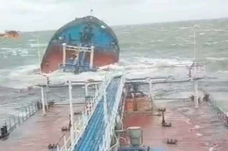 Göyərtəsində 13 Azərbaycan vətəndaşının  olduğu gəmi qəzaya uğrayıb 