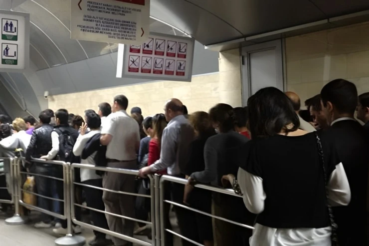Metronun "Sahil" stansiyasında problem  yarandı