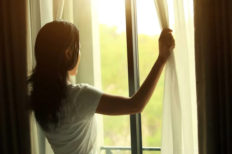 Bu ölkədə qadınların evlərin  pəncərələrindən baxması   qadağandır