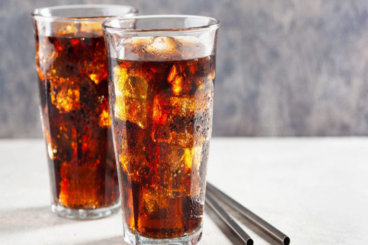 Koladan daha zərərlidir:  Meyvə şirəsinin TƏHLÜKƏLƏRİ