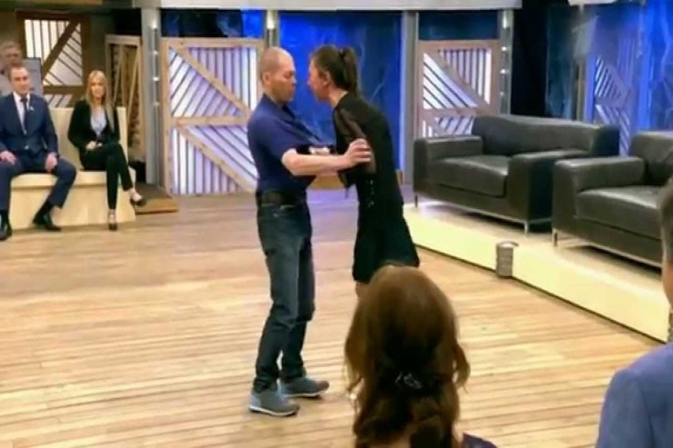 Canlı yayımda aparıcı üçün təcili yardım gəldi - DAVA olubmuş 