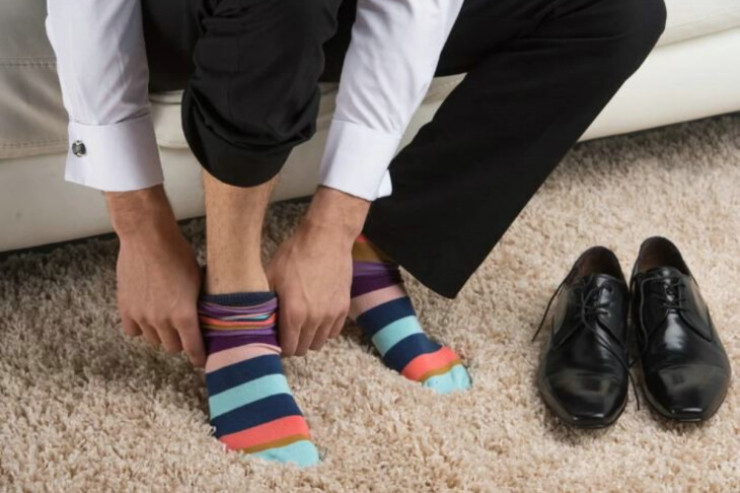 Keçmiş prezident başqasının corabını geyindi,  köməkçisi isə...