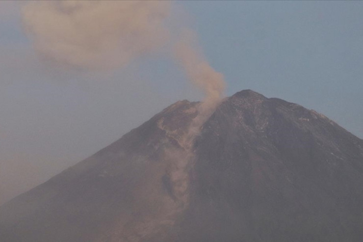 İndoneziyada vulkan püskürdü
