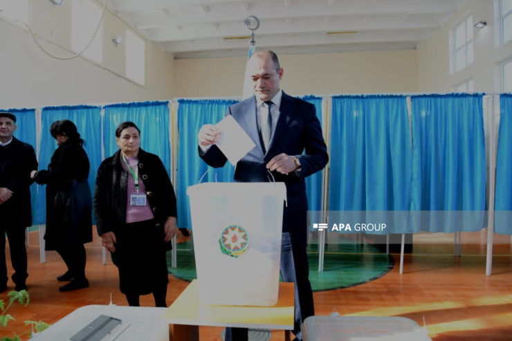 Prezidentliyə namizəd Razi Nurullayev səs verib 