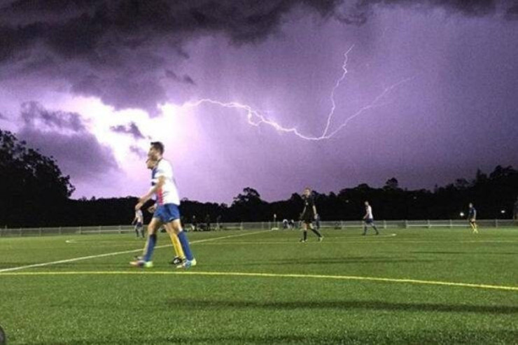 Oyun zamanı futbolçunu ildırım vurdu - HEYRƏTLƏNDİRİCİ GÖRÜNTÜ 